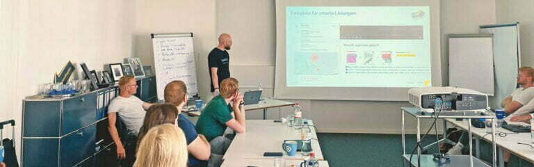 KI Workshop: Kolleg:innen arbeiten zusammen