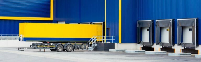 LKW vor Lager
