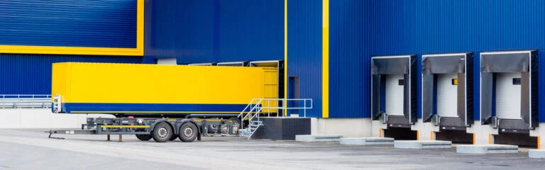 LKW vor Lager